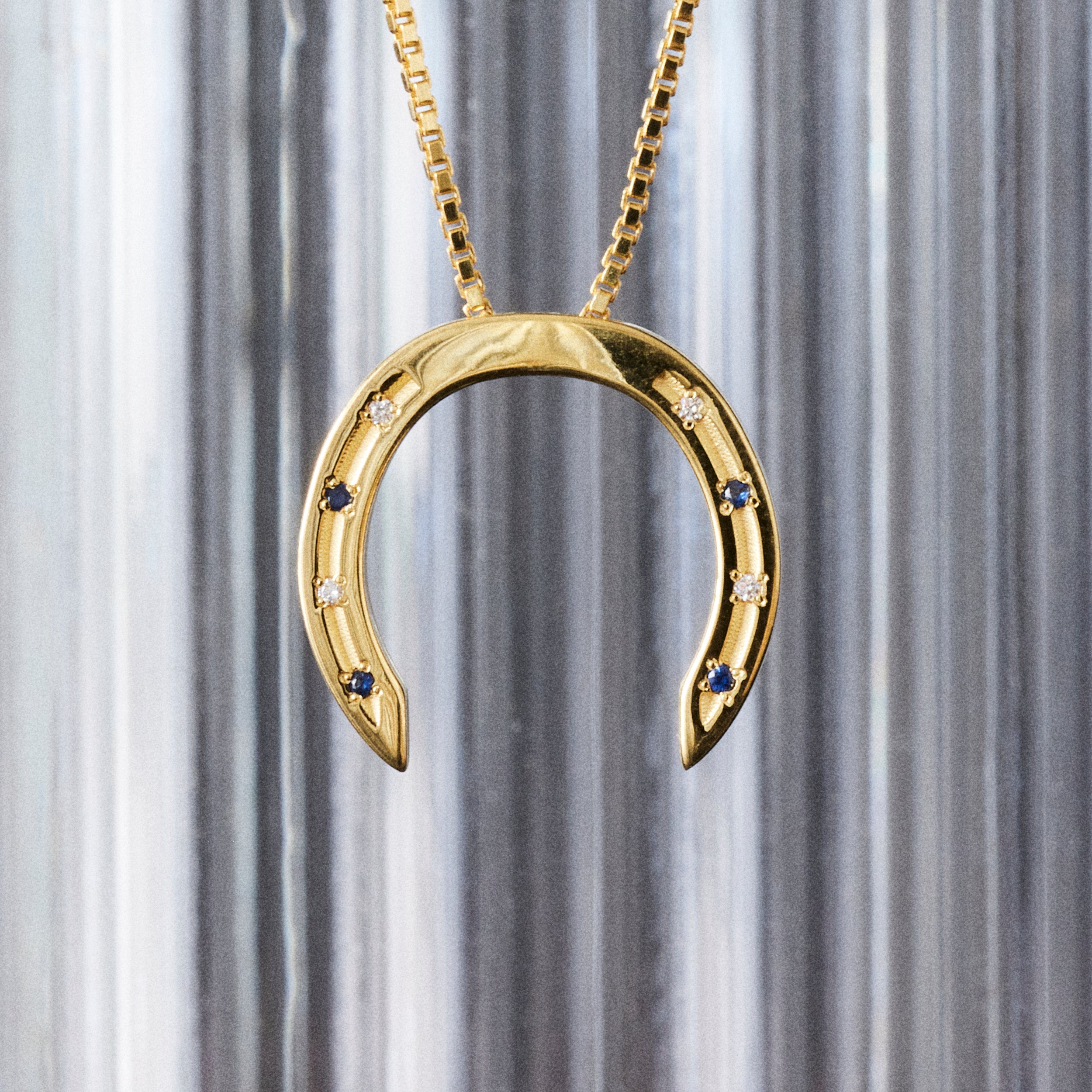 SOLACE CON DIAMANTES Y ZAFIROS - BAÑADO EN ORO